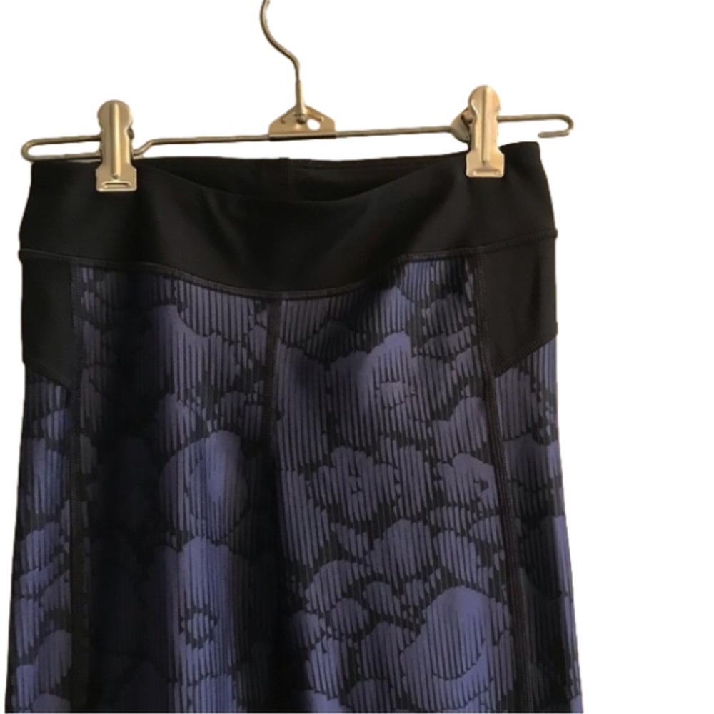 𝅺UNDER Armour women’s XS leggings in purple and black.